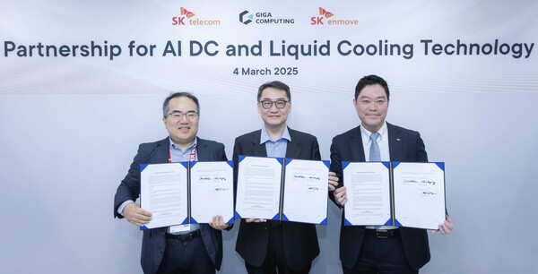 2025년 3월 5일(현지 시간) 스페인 바르셀로나에서 열리고 있는 MWC25 현장에서 (왼쪽부터) 양승현 SK AI R&D센터장, 다니엘 후 기가 컴퓨팅 사장, 김대중 SK엔무브 그린사업실장이 업무협약을 체결하고 기념촬영을 하고 있다./사진=SKT