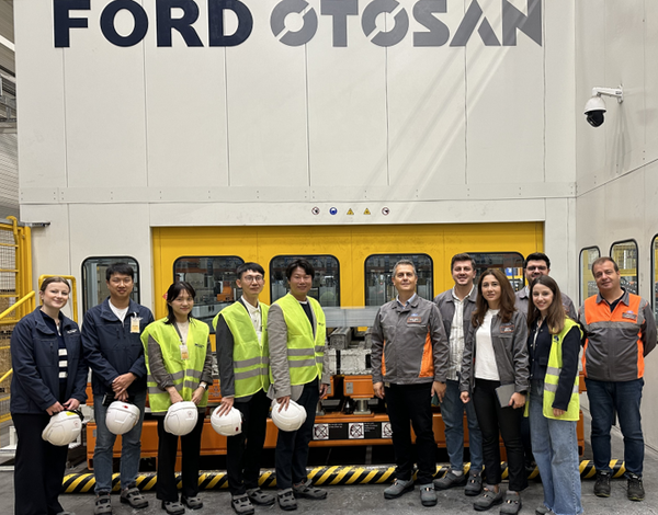 현대제철-포드 오토산 직원들이 프레스 테스트를 마친 후 기념 촬영하고 있다./사진=현대제철