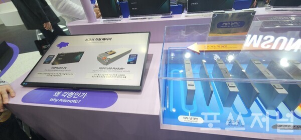인터배터리2025 삼성SDI 부스내에 설치된 각형 배터리 모형./사진=문기수