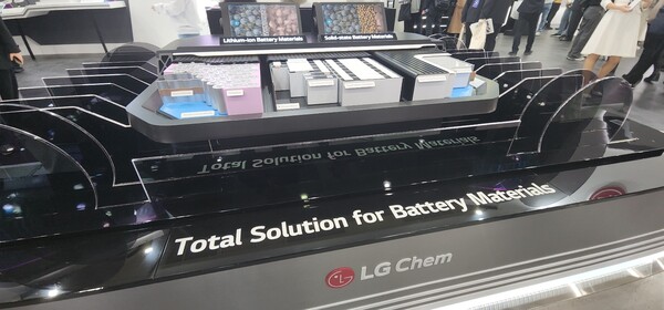 2025년3월5일 서울 강남구 인터배터리2025 LG화학 부스에 설치된 배터리 소재 모형.//사진=문기수