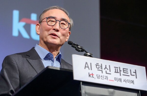 KT가 2025년 3월 4일(현지시간) 스페인 바르셀로나에서 ‘MWC25 KT 경영진 기자간담회’를 개최하고, 올해 AX 발전 방향을 발표했다. 김영섭 대표가 2025 경영전략을 발표하고 있다./KT