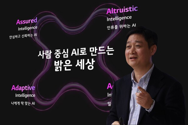2025년 3월 4일(현지시간) 스페인 바르셀로나에서 열린 MWC25 기자간담회에서 홍범식 LG유플러스 사장이 New AI 전략에 대해 발표하고 있다./사진=LG유플러스