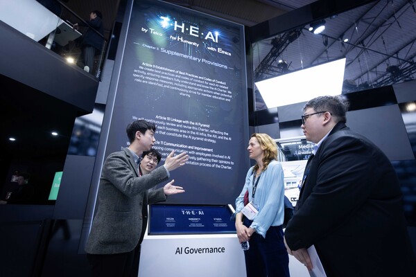 2025년 3월 6일 스페인 바르셀로나에서 열리고 있는 MWC25 SKT 전시관에서 SKT AI거버넌스 전담팀 구성원이 GSMA 관계자에게 AI 거버넌스에 대해 설명하고 있다./사진=SKT