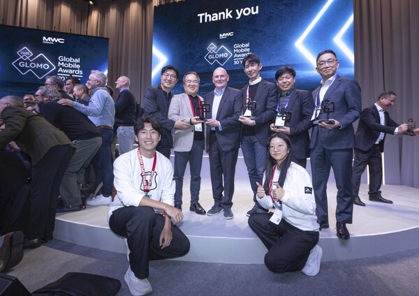 SK텔레콤은 세계적 권위의 'GSMA 글로벌 모바일 어워드 2025'에서 4관왕을 차지하고, 6년 연속 수상했다. GLOMO2025에서 SKT 수상자들이 야타브엔터 수상자가 존 호프만(John Hoffman) GSMA CEO와 함께 기념 사진을 촬영하고 있다. (뒷줄 왼쪽부터) 김동욱 SKT 6G개발팀 팀장, 양승현 SK AI R&D센터장, 존 호프만 GSMA CEO, 이종민 SKT 미래 R&D Lab장, 이종찬 야타브엔터 대표, 엄종환 SKT ESG추진실장./사진=SKT. 2025.3.6.