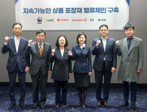 롯데마트가 상품 포장의 지속가능성을 향상시키기 위해 '지속가능한 상품 포장 가이드라인'을 발간했다. 사진은 2023년에 진행한 '지속가능한 상품 포장재 밸류체인 구축' 사업 업무협약식에 참여한 진주태 롯데마트·슈퍼 준법지원부문장(오른쪽에서 두번째)이 기념 사진을 촬영하고 있는 모습./사진=롯데쇼핑. 2025.3.6.