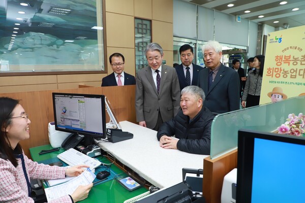 농협중앙회 강호동 회장과 임직원들이 행복농촌 희망농업대출 첫 가입 고객과 함께하고 있다./사진=농협중앙회. 2025.3.6