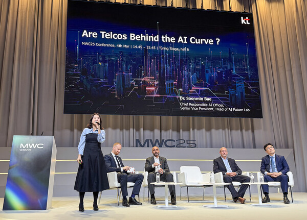 2025년 3월 4일(현지시간) 스페인 바르셀로나 MWC25 행사장에서 열린 주요 세션에 배순민 KT AI Future Lab장 상무가 패널로 참석해 발표하고 있다./사진=KT
