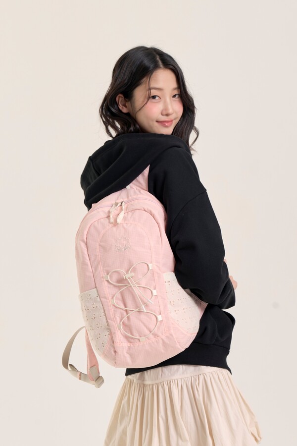 한국에스티엘 마이쉘 2025 봄여름 컬렉션 클로버 펀칭 백팩 /2025.3.6.롯데유통