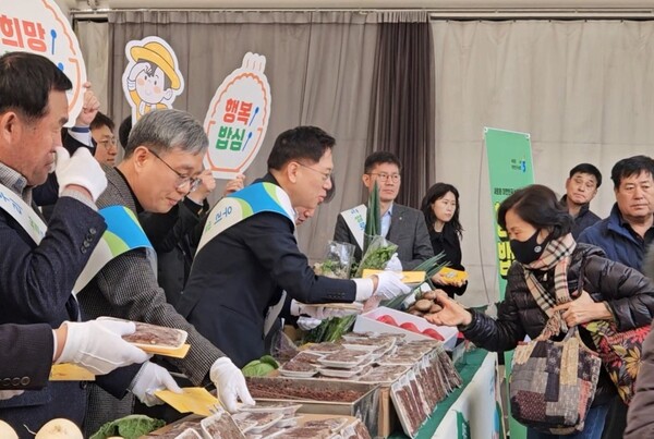 서울농협 농산물 직거래장터가 2025년 3월 6일 서울본부 제2주차장에서 개장했다. (왼쪽 4번째부터) 정현범 농협은행 서울본부장, 맹석인 서울 본부장, 노순현 산지유통부장이 직거래장터 행사에 참여하고 있다./사진=농협.