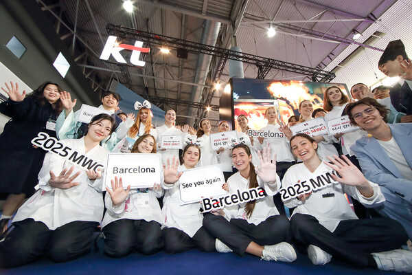 MWC25 폐막을 하면서 KT 전시장 모델들이 손을 흔들고 있다./사진=KT