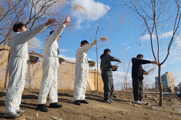 삼양그룹 임직원이 2025년 3월 5일 서울 성동구 철새보호구역 인근에서 먹이 공급 활동을 하고 있다. / 사진=삼양홀딩스