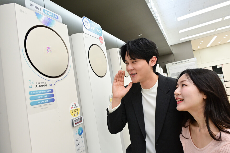 모델이 사용자의 의도를 이해하고 반응하는 LG 휘센 오브제컬렉션 타워I 에어컨의 공감형 AI 기술인 ‘AI음성인식’ 기능을 체험하고 있다. 2025.3.9./사진=LG전자