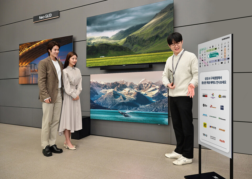 방문 고객이 삼성스토어 서초에서 삼성 'AI 구독클럽'의 혜택을 듣고 있다. 2025.3.9./사진=삼성전자