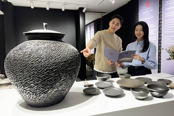 서울 갤러리아 명품관에서 모델들이 ‘퓨어세라’의 푸레도기 작품을 감상하고 있다./2025.3.9 한화갤러리아