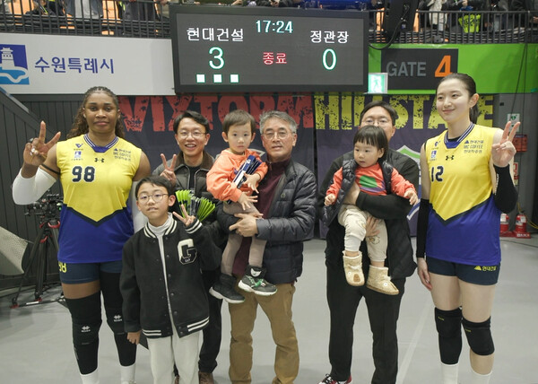 현대건설의 '힐스데이'에서 선수들과 관람객이 기념사진을 촬영하고 있다. /2025.3.10 현대건설