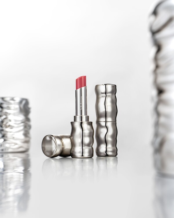 설화수 퍼펙팅 립컬러 신규색상 330호 블룸 연출 이미지 /2025.3.10.아모레퍼시픽