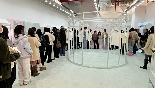 잠실 롯데월드몰 지하1층 '더바넷' 팝업스토어 구매 대기줄 / 사진=롯데백화점