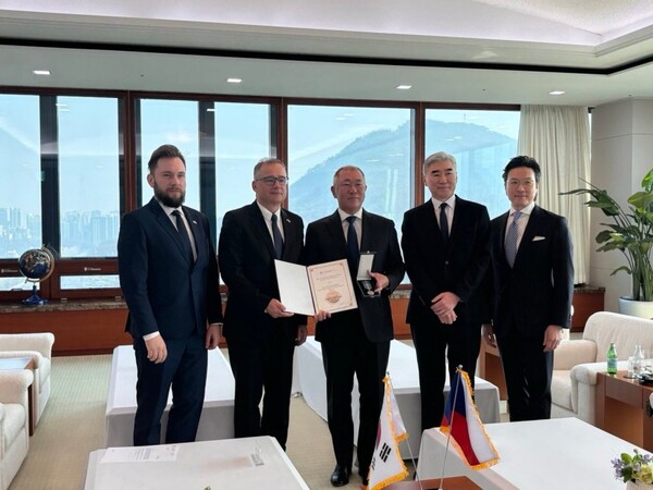 2025년 3월 10일 정의선 현대차그룹 회장이 체코 정부로부터 외교 훈장을 받았다. (왼쪽부터) 이반 얀차렉 주한 체코대사, 정의선 현대차그룹 회장, 성 김 현대차 사장./사진=이반 얀차렉 주한 체코대사 엑스 캡쳐