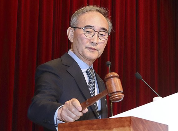 김영섭 KT 대표가 2024년 3월 28일 서울 서초구 KT연구개발센터에서 열린 제42기 KT 정기주주총회에서 의사봉을 두드리고 있다./KT 제공