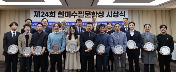 2025년 3월 8일 한미약품 본사에서 열린 ‘제24회 한미수필문학상’ 시상식에서 수상자들이 상패를 들고 기념촬영을 하고 있다. /한미약품