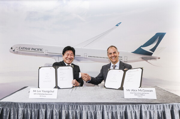 10일 홍콩 캐세이퍼시픽항공 본사에서 이영철 SK에너지 마케팅본부장(왼쪽)과 알렉스 맥고완 캐세이퍼시픽항공 운영 및 서비스 제공 최고 책임자(오른쪽)가 SAF 공급 계약을 체결한 뒤 기념사진을 촬영하고 있다. /2025.3.11 SK에너지