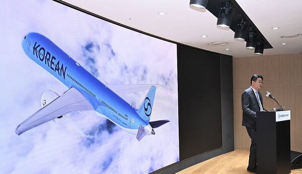 조원태 한진그룹 회장이 11일 서울 강서구 대한항공 본사에서 열린 신규 CI 공개 기자간담회에서 취재진의 질문에 답하고 있다. /연합뉴스