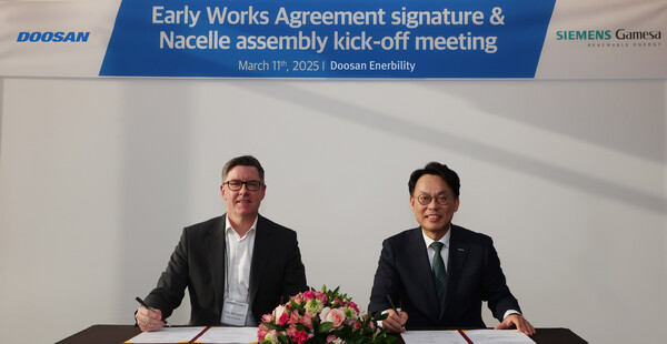 2025년 3월 11일 두산에너빌리티 창원 본사에서 열린 사전업무착수협약(EWA) 체결식에서 펠크 머던 지멘스가메사 나셀 생산총괄 박사(왼쪽)와 윤요한 두산에너빌리티 파워서비스영업총괄 전무가 기념사진을 촬영하고 있다. /두산에너빌리티