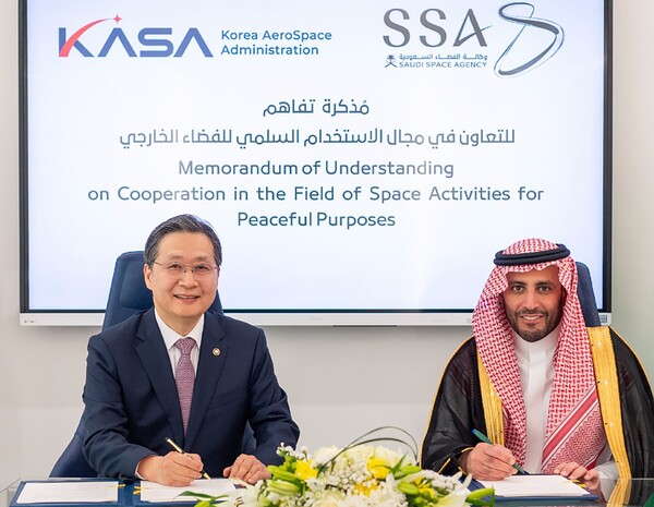 2025년 3월 11일 사우디우주청에서 윤영빈 우주항공청장(왼쪽)과 모하메드 알타미미 사우디우주청장이 11일 우주 분야 협력을 강화하기 위한 업무협약(MOU)을 체결한 뒤 기념사진을 촬영하고 있다. /우주항공청