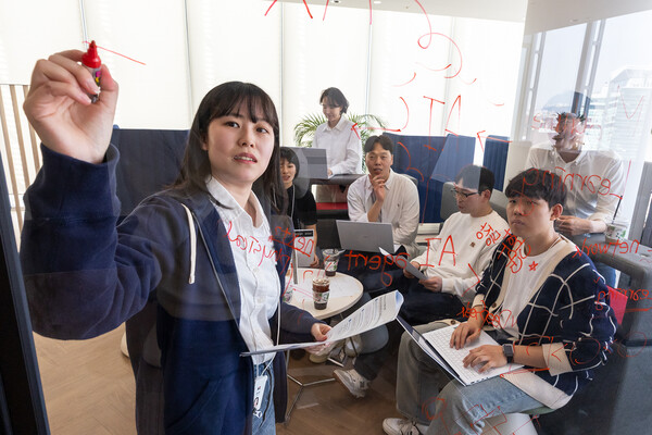 KT가 AX 딜리버리 전문센터(가칭)에 합류할 AX 중추 인력 채용을 실시한다. KT AX 딜리버리 전문센터 직원들이 글로벌 선도 기업 내 최고 전문가들과 공동 프로젝트를 준비하고 있는 모습./사진=KT. 2025.3.12.