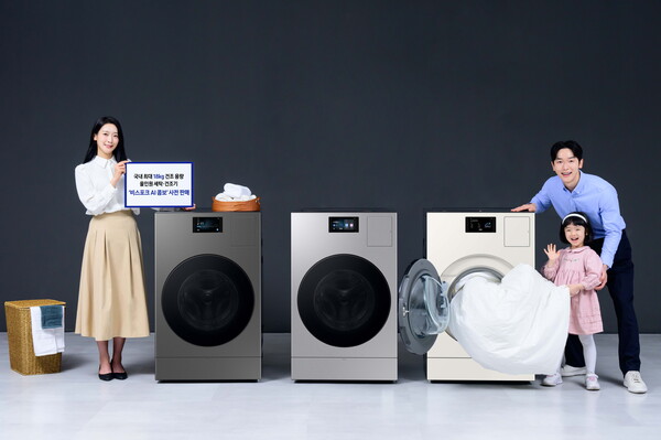 삼성전자 모델이 2025년형 올인원 세탁건조기 '비스포크 AI 콤보' 신제품을 소개하고 있다. / 사진=삼성전자