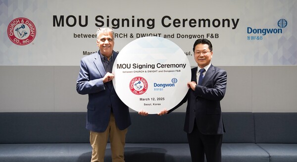 2025년 3월 12일 서울시 서초구 동원그룹 본사에서 강용수 동원F&B DNB본부장(오른쪽)과 아룬 히라난다니 처치앤드와이트 부사장(왼쪽)이 업무 협약을 맺고 기념 촬영을 하고 있다. /동원F&B