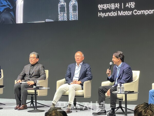 2025년 1월 6일 경기 현대모터스튜디오 고양에서 열린 현대자동차그룹 신년회에서 (왼쪽부터) 장재훈 부회장, 정의선 회장, 호세 무뇨스 사장이 임직원들의 질문에 답하고 있다./사진=김지훈 기자