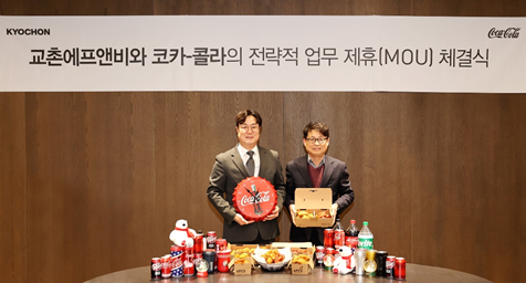 이상로 교촌에프앤비 국내사업부문장(왼쪽)과 신기섭 코카콜라음료 신기섭 디지털영업부문장이2025년 3월 6일 진행된 업무협약식에서 기념사진을 찍고 있다. / 사진=교촌에프앤비