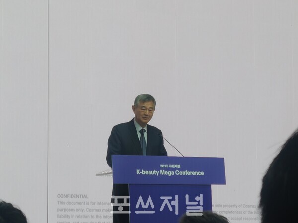 이경수 코스맥스그룹 회장이 2025년 3월 14일 그핸드인터컨티넨탈 서울 파르나스에서 열린 '2025 큐텐재팬 K뷰티 메가 컨퍼런스'에서 기자들과 인터뷰를 진행하고 있다. / 사진=이현민 기자