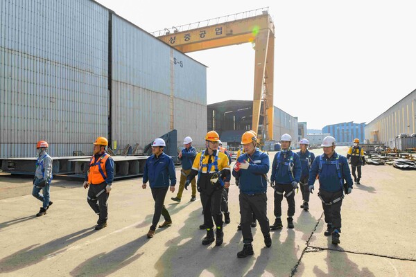 2025년 3월 14일 전라남도 영암군 대불국가산업단지에 위치한 대상중공업에서 노진율 HD현대중공업 사장(노란옷) 등이 협력사 '토탈솔루션 지원사업'의 일환으로 기술 지원과 안전 지도 활동을 진행하고 있다. /HD현대중공업