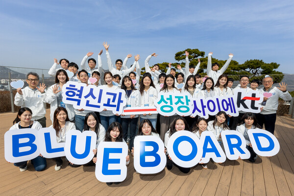 KT가 서울 종로구 KT 광화문빌딩 이스트에서 청년 이사회 ‘블루보드’의 발대식을 진행했다. 2025년 KT 블루보드로 선발된 직원들이 올해 활동 슬로건인 ‘KT, 혁신과_성장 사이에’와 함께 기념 촬영을 하고 있다. 기념 촬영에는 임현규 KT 경영지원부문장부사장(둘째 줄 왼쪽 첫 번째) 등이 참석했다./2025.3.16 KT