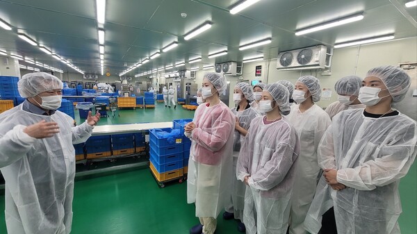 2025년 3월 14일 이마트24 FF공장에서 대학생 MD서포터즈가 공장장의 설명을 듣고 있다./사진=이마트24