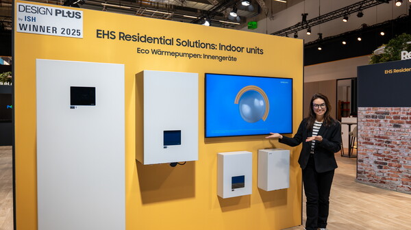 삼성전자 모델이 17일부터 21일(현지시간)까지 독일 프랑크푸르트에서 개최되는 냉난방공조전시회 'ISH 2025’에서 고효율 냉난방 시스템 히트펌프 '슬림핏 클라이밋허브'를 소개하고 있다. / 사진=삼성전자