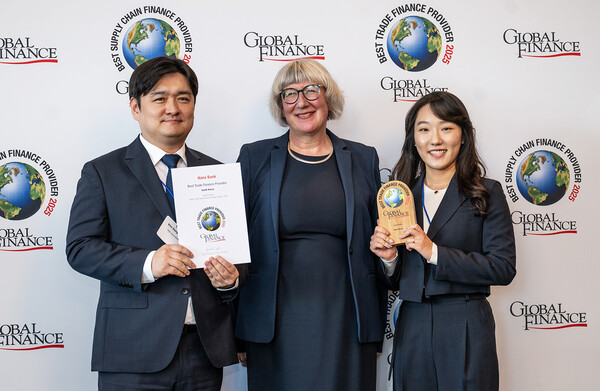 하나은행은 미국 글로벌 금융·경제 전문지 '글로벌파이낸스'가 선정하는 ‘2025 대한민국 최우수 무역금융 은행’상을 수상했다. 시상식에 참석한 김동혁 가산디지털금융센터지점 팀장(사진 왼쪽)이 길리 라이트 글로벌파이낸스 트랜잭션 뱅킹 에디터(사진 가운데)와 기념 촬영을 하고 있다./2025.3.17 하나은행