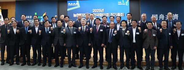 강호동 농협중앙회장(앞줄 왼쪽에서 여덟번째)과 조합장들이 2025년 3월 17일 서울 중구 농협중앙회 본관에서 열린 2025년 농협장례식장전국협의회 정기총회에서 기념사진을 찍고 있다. / 사진=농협중앙회