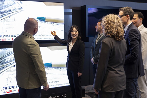 독일 프랑크푸르트 '2025 유럽 테크세미나'에서 참석자들이 2025년형 Neo QLED 4K 신제품을 살펴보고 있다./사진=삼성전자. 2025.3.18