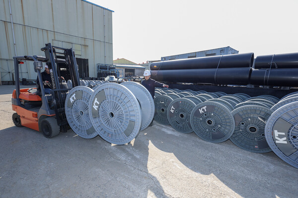 KT 직원이 경기도 김포시에 위치한 아시아플라텍 공장에서 제조된 친환경 보빈을 점검하고 있다./사진=KT