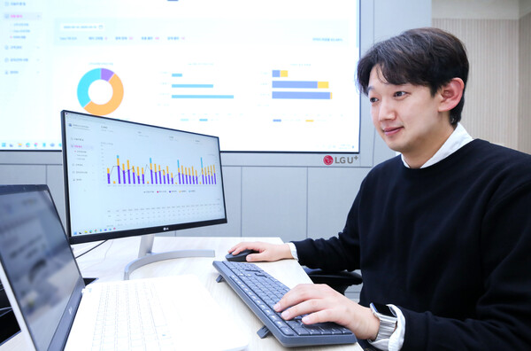 LG유플러스가 국내 통신사 최초로 홈 서비스 가입 고객을 위해 AI 기반 고객 관계 관리 시스템을 구축했다. 사진은 LG유플러스 직원이 AI 기반 CRM을 활용하는 모습./사진=LG유플러스. 2025.3.18