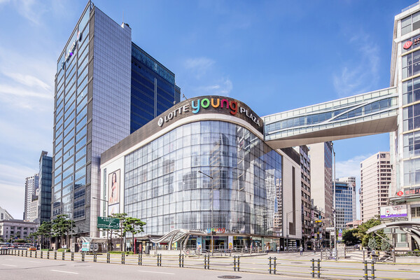 롯데백화점 본점 영플라자가 다음달부터 전면 개보수 공사에 돌입한다./사진=롯데쇼핑. 2025.3.18