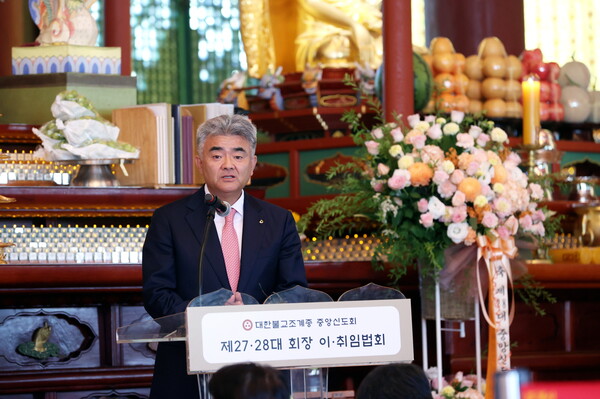 2024년 9월 2일 조계사 대웅전에서 대우건설 정원주 회장이 취임식을 진행하고 있다. /대우건설