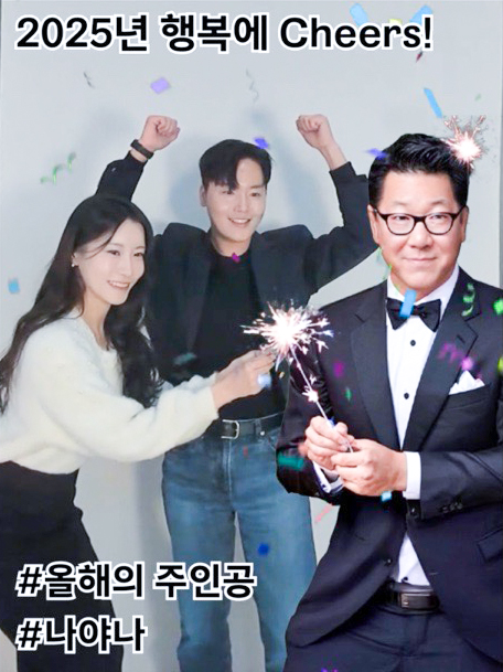 정지선 현대백화점그룹 회장이 턱시도 차림의 이색적인 모습으로 변신해 직원들을 만났다./2025.1.13.현대백화점.