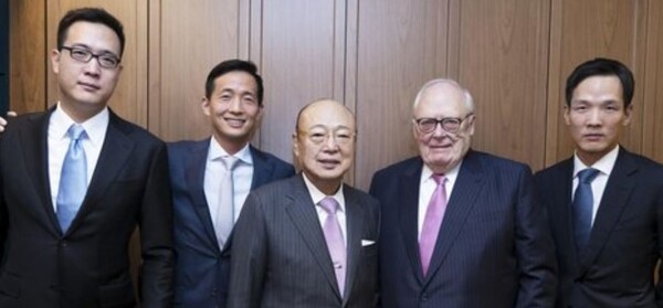 ==김승연 한화그룹 회장이지난해 11월 8일 오후 서울 중구 더플라자 호텔에서 에드윈 퓰너 미국 헤리티지재단 아시아연구센터 회장과 환담하고 기념 촬영하고 있다. 왼쪽부터 김동선 한화갤러리아 전무, 김동관 한화그룹 부회장, 김승연 회장, 퓰너 회장, 김동원 한화생명 사장. /한화