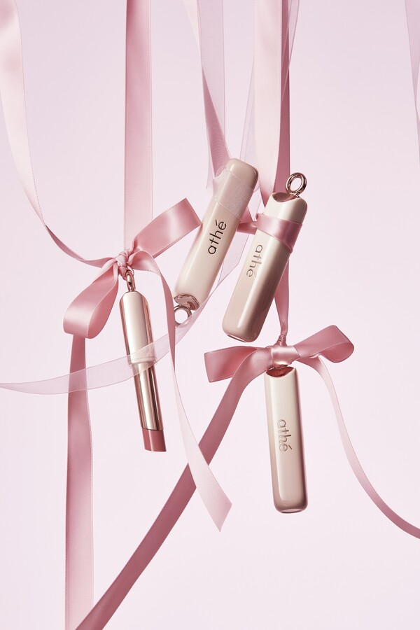 '아떼(athe)'가 립 글로이 밤의 신규 컬러 론칭을 기념해 뷰티 크리에이터 '민스코'와 협업해 2025년 3월 19일 오후 6시 네이버 쇼핑 라이브를 진행한다./사진=LF.