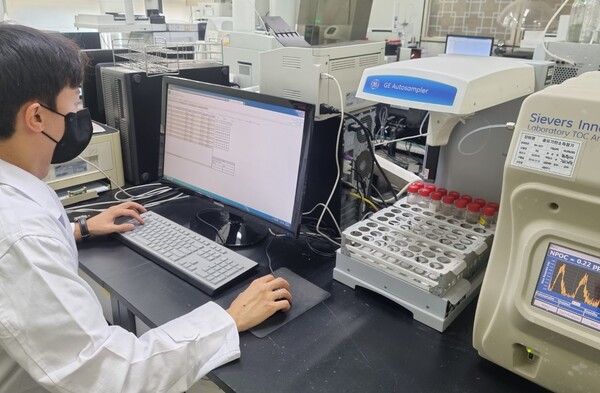 농협경제지주 축산연구원 관계자가 검사를 진행하고 있다. /2025.3.19 농협경제지주