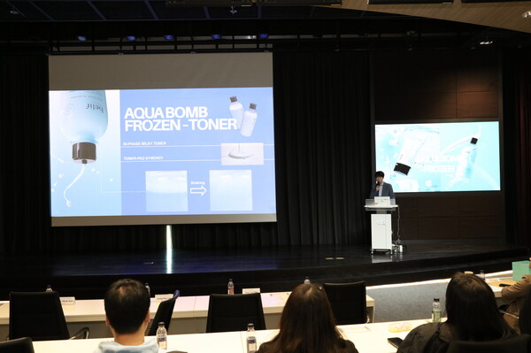 손남서 LG생활건강 화장품연구소장 상무가 2025년 3월 19일 서울 강서구 LG사이언스파크에서 열린 '기후 적응형 뷰티' 세미나에서 '기후 적응형 화장품 개발'을 주제로 발표하고 있다. /LG생활건강